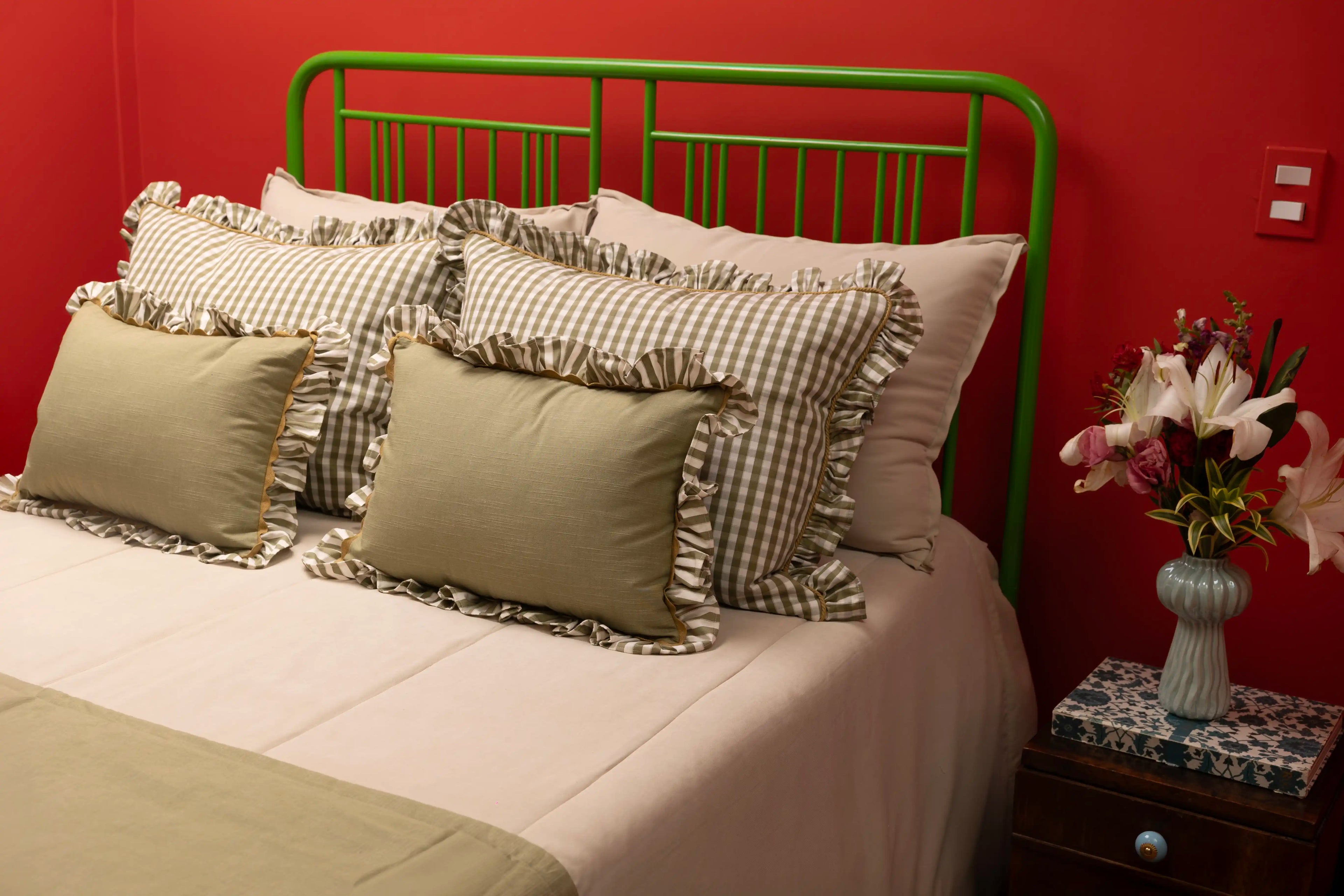 Allegria - capa de almofada retângular com babado verde