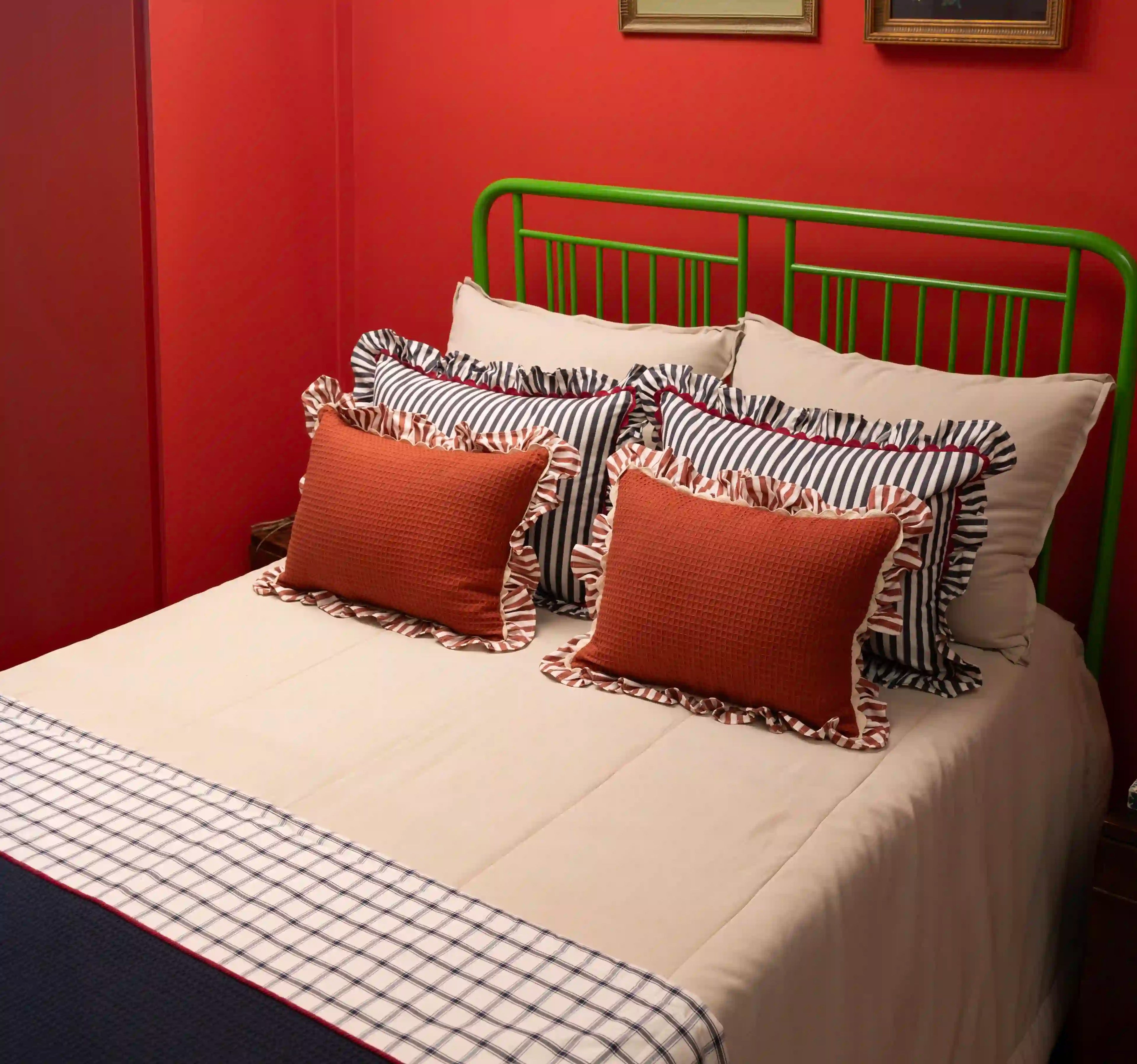 Allegria - capa de almofada retângular com babado vermelho